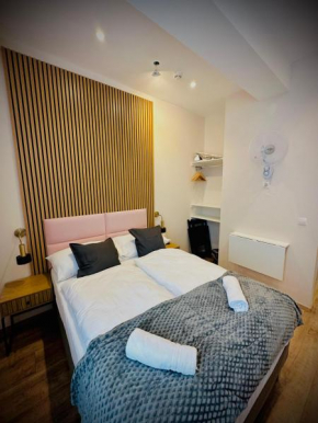 4-BR Apt, Ideal for Groups, 6-Min to Stadthalle